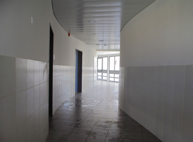 אחד המסדרונות הבודדים בבית הספר, מאחר שמרבית המסדרונות פתוחים לחצר הפנימית בית ספר מורשת נריה גבעת שמואל