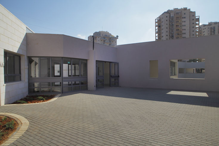 צמד האדריכלים תיכנן את בית הספר כאוסף של קהילות קטנות. בין השאר יש חללים משותפים לתלמידי כיתה א' ולילדי הגן, שלומדים באגף משותף בית ספר מורשת נריה גבעת שמואל