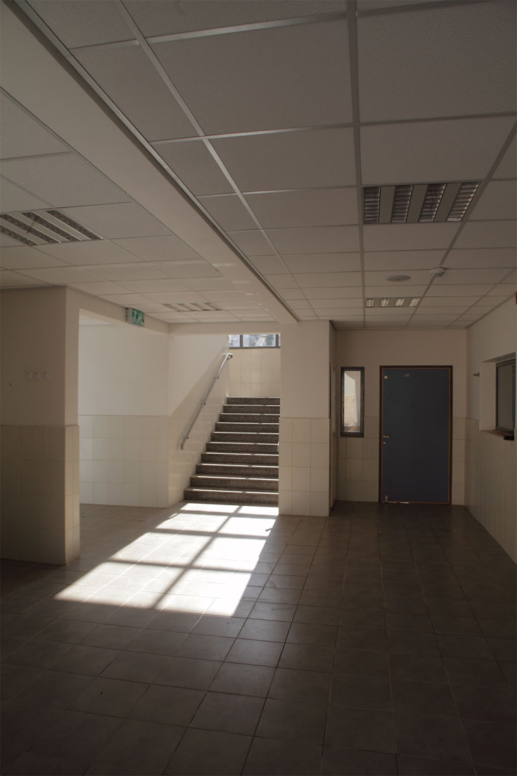 כיווני האור והאוורור שואפים לצמצם את הצורך במיזוג ובחימום. כיתות הפונות דרומה מצוידות בחלונות מוצללים בית ספר מורשת נריה גבעת שמואל