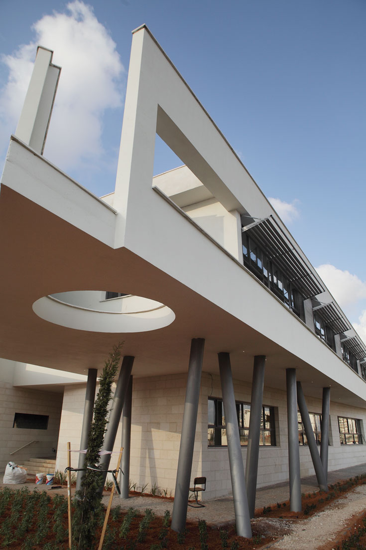 בהשפעת הקולג' של וויל אלסופ, בית הספר הירוק מרחף. האדריכלית מסבירה שזו לא רק אסתטיקה אלא גם שימושיות הוד השרון בית ספר תגית כלימור