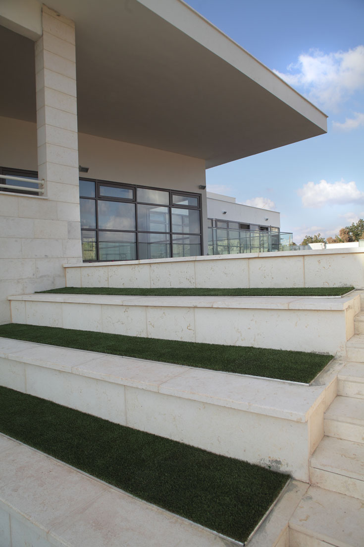 בית הספר ''מחבק'' 3 חצרות פנימיות, כדי שהתלמידים יחוו את השטחים הירוקים בדרכים שונות הוד השרון בית ספר תגית כלימור